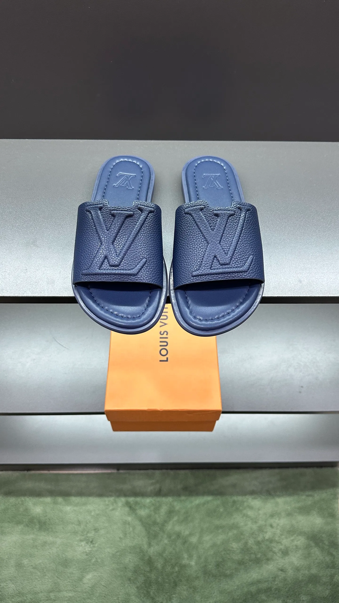 P280 🔍Top purchasing agent LV men's spring and summer slippers counter synchronized. The uppers are made of cowhide fabric imported from Italy, with logo graphics and high-quality craftsmanship. The soles are: original soles specially provided by the original factory. Exclusive molded soles are super comfortable. Original factory follow-up orders. 🔍🔍High quality. You can enter and exit the counter at will. Welcome to compare. Size 38-45